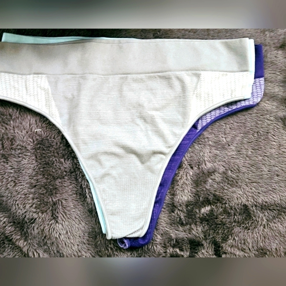 NWOT Hanes Sports Seamless Thong P3 - Picture 7 of 7
